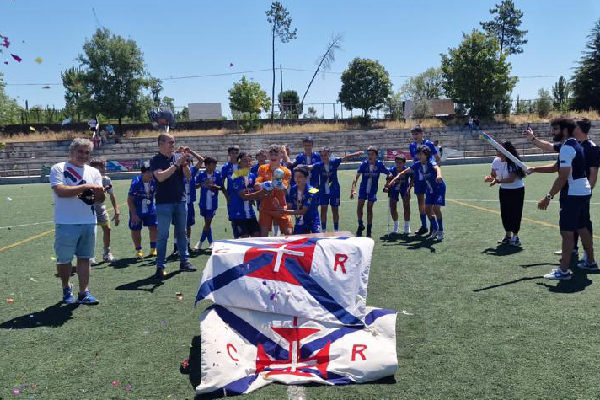 Futebol: Sub-13 do CF "Os Repesenses" receberam a Taça de Campeões Distritais